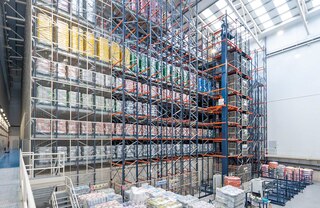 Los transportadores verticales permiten mover tarimas entre distintos niveles de almacenamiento