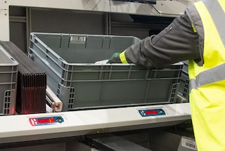 El operador coloca las referencias en las cajas correspondientes en el nivel inferior de la estación de alto rendimiento