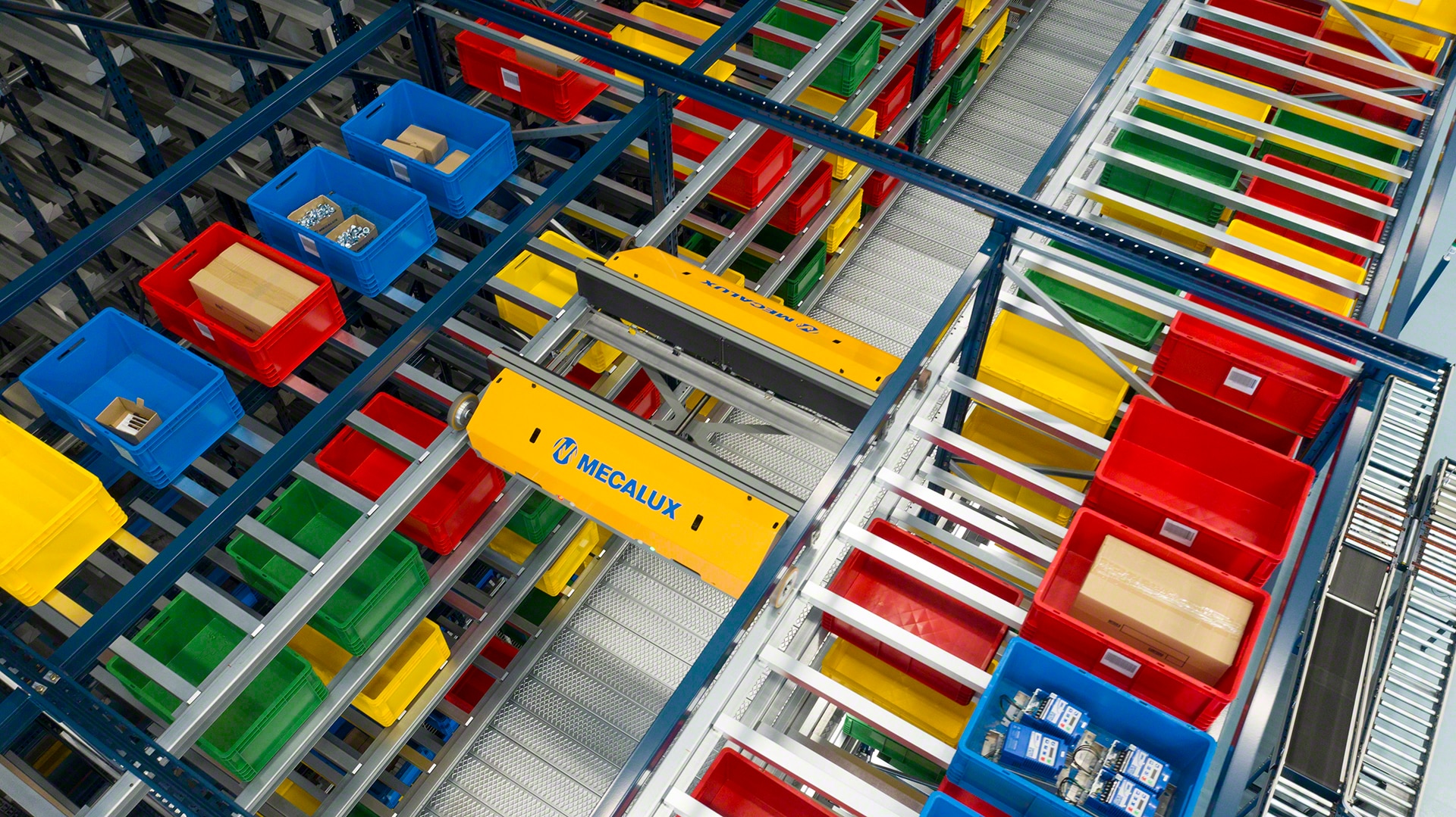 Una lanzadera introduce y extrae las cajas de sus ubicaciones de forma automática