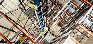 Los elevadores mueven los carros entre niveles