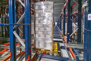 El Pallet Shuttle 3D llega a la ubicación asignada para depositar el palet