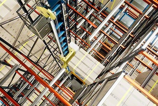 Si es necesario, el Shuttle 3D traslada el palet a un nivel superior