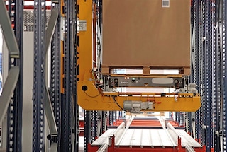 Si es necesario, el Shuttle 3D traslada el palet a un nivel superior
