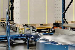 Un shuttle 3D recoge el palet y comienza su recorrido