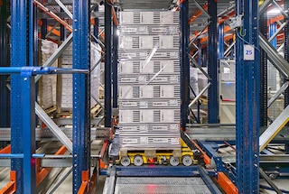 El shuttle multidireccional se desplaza por las estanterías