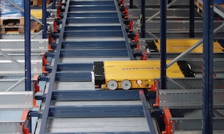 El shuttle 3D puede circular con autonomía por los pasillos de los racks