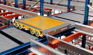 El shuttle 3D se introduce en los canales de almacenaje con máxima estabilidad