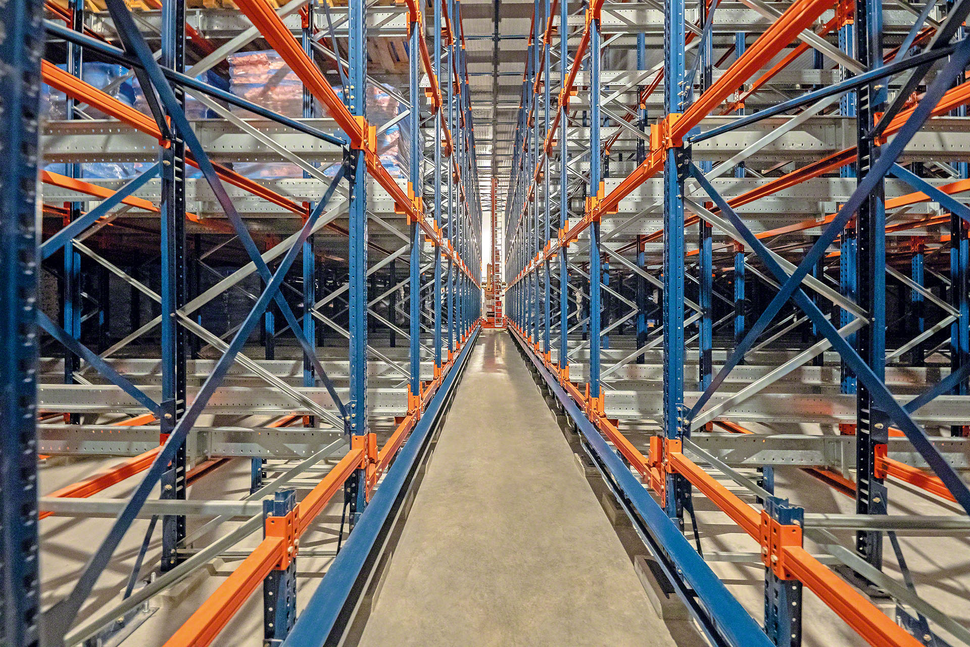 El Pallet Shuttle automático garantiza la máxima eficiencia en los sistemas de almacenaje compactos