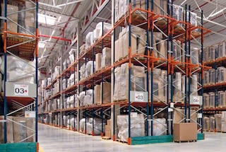 Los racks selectivos de doble profundidad aportan una mayor capacidad de almacenamiento