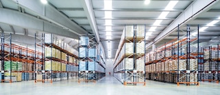 Almacén de poca altura con racks selectivos