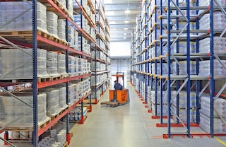 Instalación que combina racks selectivos con racks drive-in