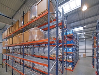 Los estantes rejados se colocan directamente sobre las vigas del rack selectivo