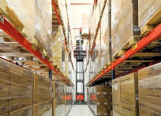 Recogepedidos trabajando en una instalación de racks selectivos de pasillo estrecho