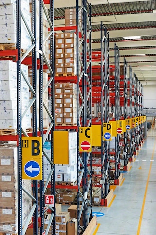 Las banderolas de señalización optimizan la identificación de los racks selectivos