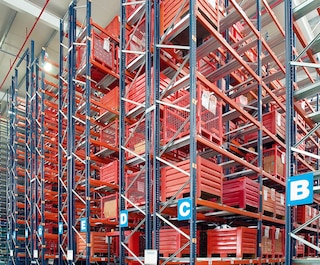 Los racks selectivos pueden también almacenar contenedores