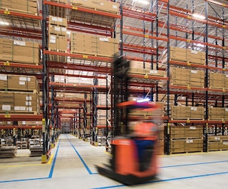 Los pasos inferiores permiten circular por el interior de los racks selectivos