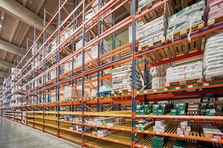 Racks selectivos combinados con racks dinámicos para picking en los niveles inferiores