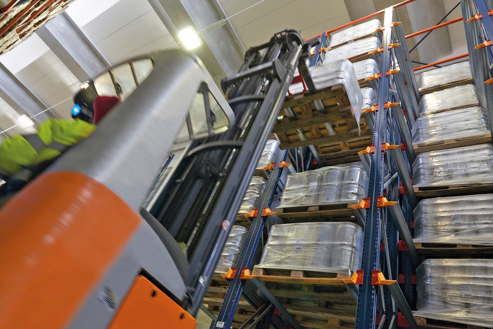Los racks compactas facilitan a los equipos de manutención la carga y descarga de mercancía