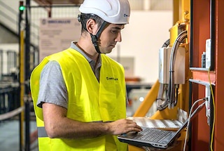 Un equipo técnico de Mecalux se desplaza al almacén del cliente cuando la incidencia detectada lo requiere Un equipo técnico de Mecalux se desplaza al almacén del cliente cuando la incidencia detectada lo requiere