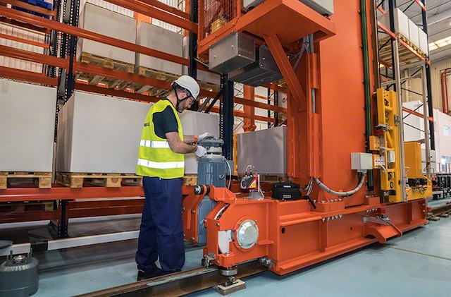 Los servicios de mantenimiento de Mecalux optimizan la disponibilidad y el rendimiento del almacén