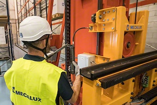 Los técnicos residentes realizan diferentes tareas de mantenimiento preventivo del almacén automatizado