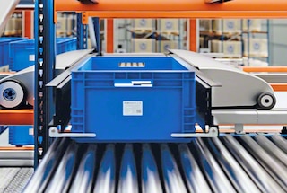 La lanzadera del Sistema Shuttle extrae una caja de su ubicación de modo automático