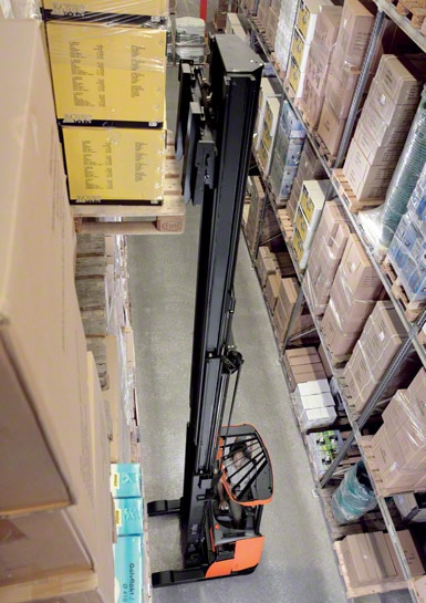 Los montacargas retráctiles son los más usados para trabajar dentro de los almacenes.